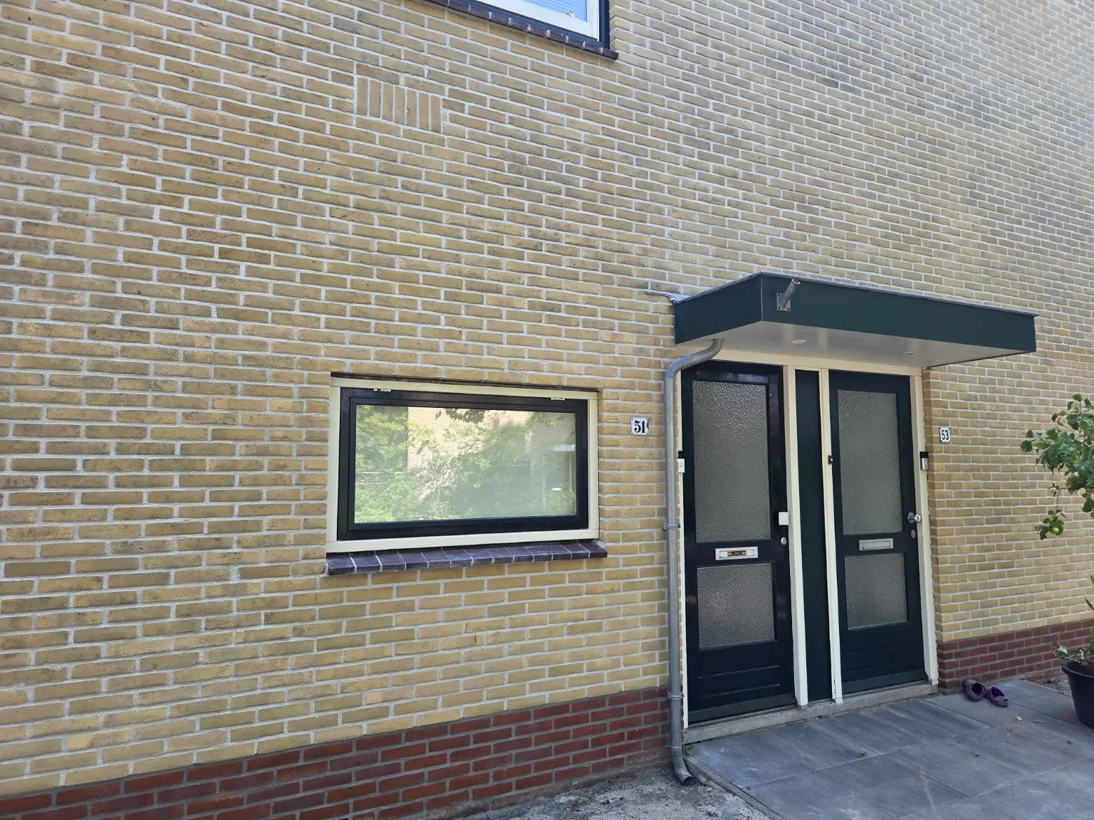 Afgewerkte voorgevel na gevelrenovatie in Ermelo